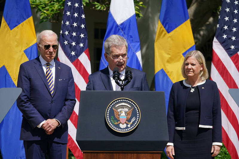 芬蘭總統尼尼斯托（中）與瑞典首相安德森（右）19日赴白宮與拜登（左）會談。（法新社）