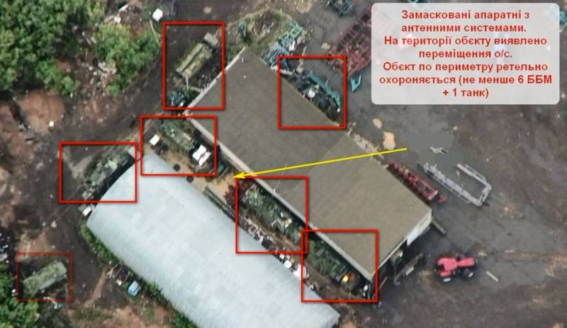 烏軍在影片中展示農舍的鳥瞰圖，並標示出隱藏在裡面的俄軍設備，至少有6輛裝甲車在保護該座電戰系統。（圖取自烏克蘭武裝部隊突擊部隊司令部臉書）