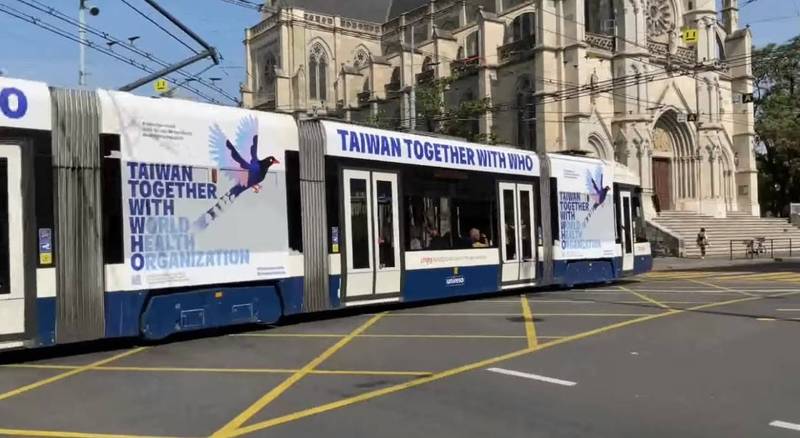 印著台灣藍鵲與「台灣與世界衛生組織（WHO）同在」的電車悄悄現身，展現台灣推動加入WHO的宣傳巧思。（圖擷自