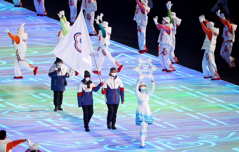 
Taiwan’s Ho Ping-jui, left, and Huang Yu-ting carry a flag at the Beijing Winter Olympics opening ceremony at the National Stadium on Feb. 4.
Photo: EPA-EFE