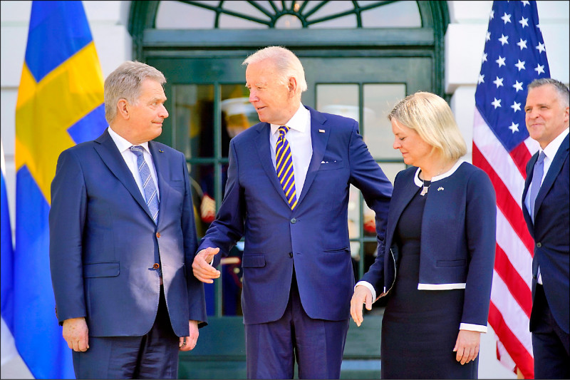美國總統拜登19日在白宮迎接瑞典總理安德森（左）和芬蘭總統尼尼斯托（右）來訪，就申入北約舉行會談。（美聯社）