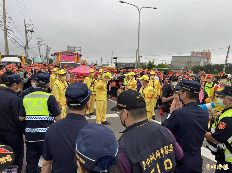 白沙屯媽祖鑾轎抵達大甲。（記者張軒哲攝）