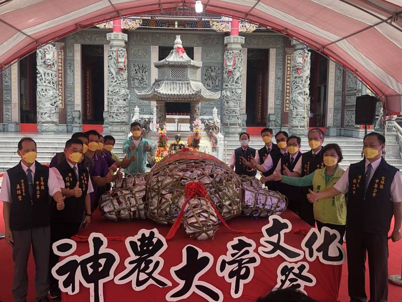 九芎鎮安宮神農大帝壽誕，民眾打滿三劑疫苗送祝壽燕麥片一包。（記者詹士弘翻攝）