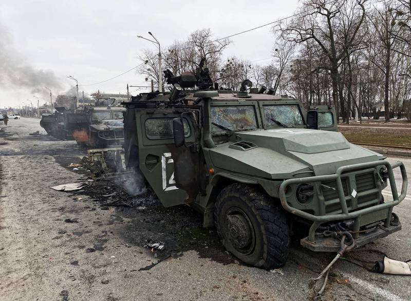 俄軍在烏克蘭戰場損失龐大的人員和裝備，有意開放更年長民眾從軍。圖為哈爾科夫街上被摧毀的俄軍載具。（路透）