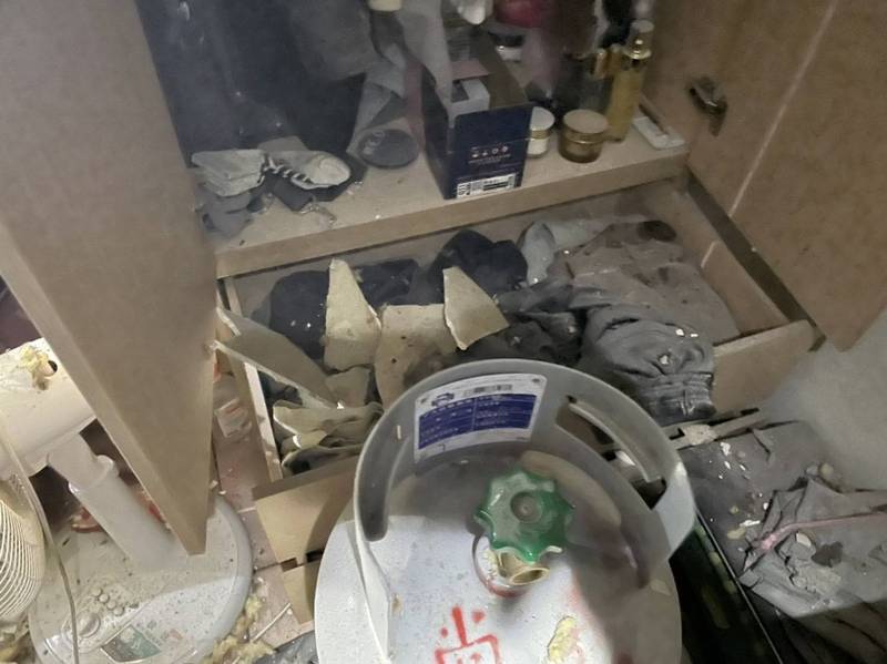 新竹縣湖口鄉台1線新興路一處民宅今晚氣爆，消防人員在1樓臥室內發現有1桶裝瓦斯，意外發生原因尚待調查。 （記者廖雪茹翻攝）
