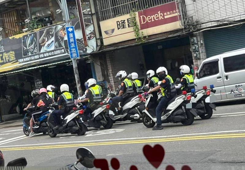 1名騎士停等紅燈，後方卻尾隨「9輛員警機車」，畫面壓力感極強。（圖擷取自臉書社團「爆廢公社」）