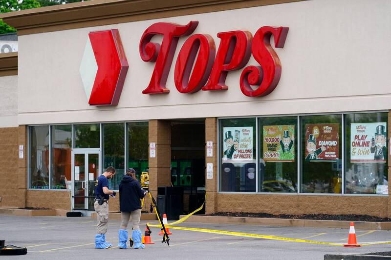 美国水牛城超市10死枪击案，传出有911接线员疑似挂掉店员的报案电话。（美联社）(photo:LTN)