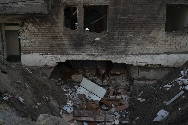 圖為烏克蘭一處民宅遭受俄軍攻擊後的情況。示意圖。（美聯社）