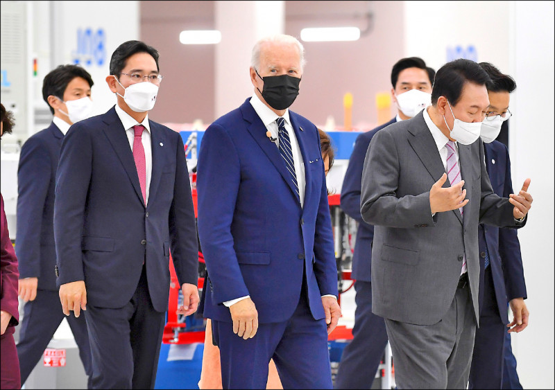 美國總統拜登（中）與南韓總統尹錫悅（右）廿日在三星電子副會長李在鎔（左）陪同下，參觀三星電子平澤工廠。（歐新社）
