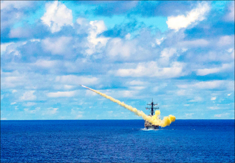 美国海军驱逐舰发射「鱼叉」反舰飞弹的档案照。（路透）(photo:LTN)