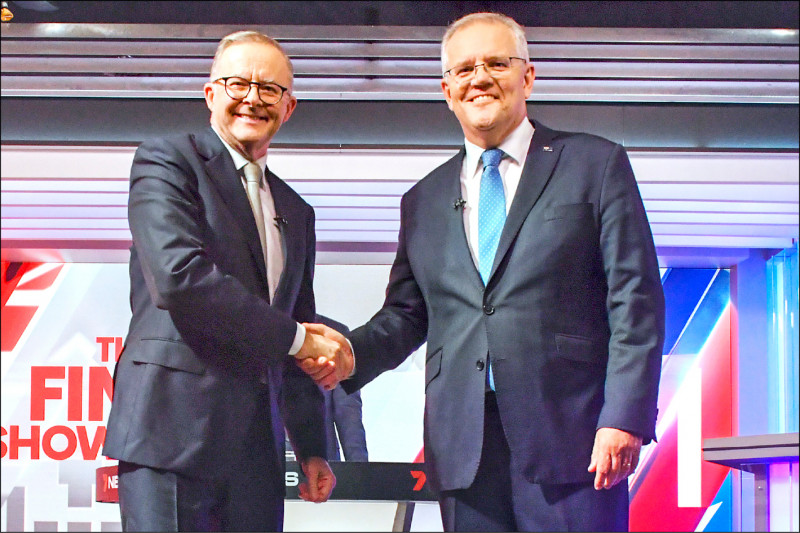 在本次澳洲國會大選中，總理莫里森（右）的「自由黨／國家黨」執政聯盟，受到「勞工黨」領袖艾班尼斯挑戰，民調看好後者勝出。圖為兩人在辯論會前握手致意。（美聯社）