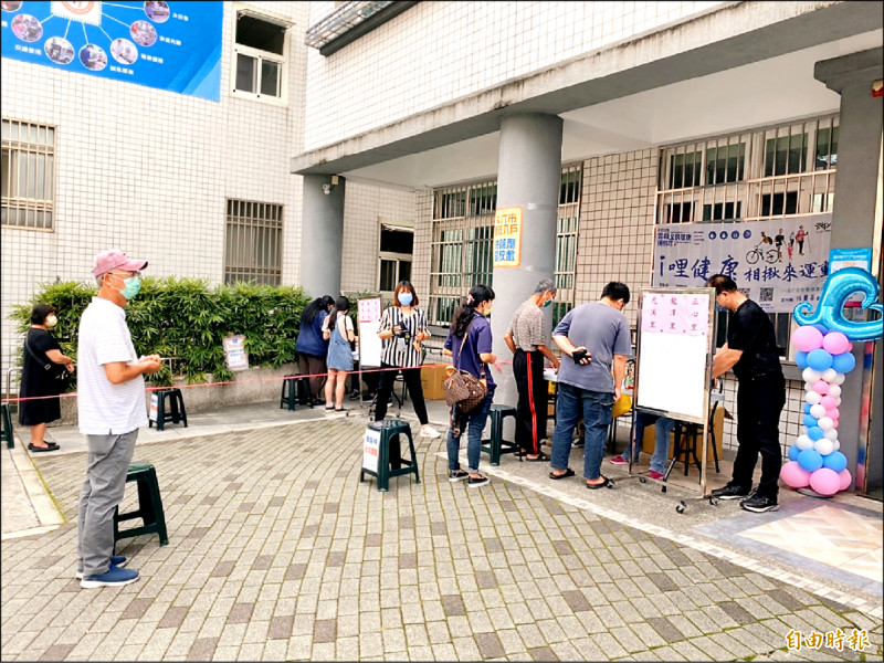 台塑贈雲林快篩試劑，昨天在廿鄉鎮市戶政所發放給弱勢民眾。（記者詹士弘攝）