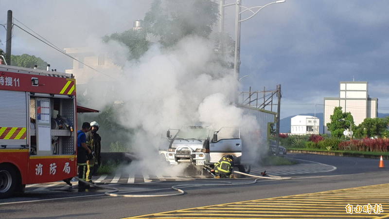 廂型車今天早上在台東市中華路與臨海路口發生火燒車。（記者黃明堂攝）
