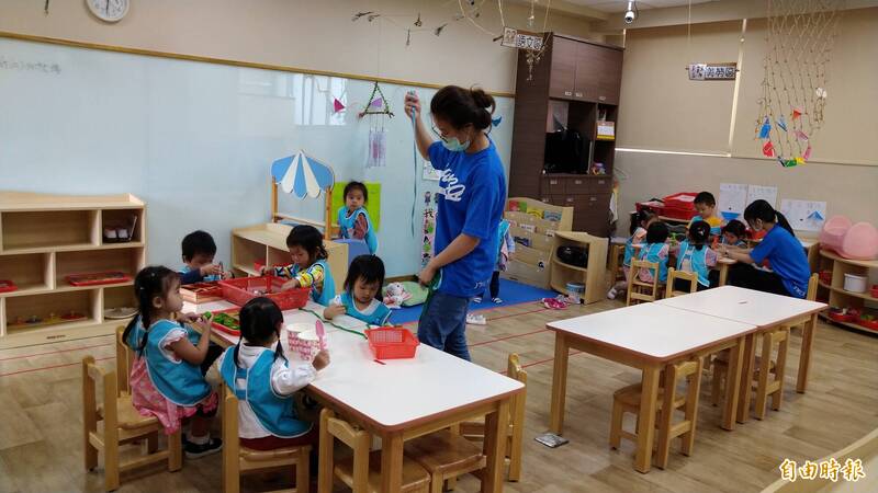 北市教育局宣布，全市公私立幼兒園自5月23日起至27日、停止5天實體課程，啟動非同步及同步遠距學習。（記者蔡亞樺攝）