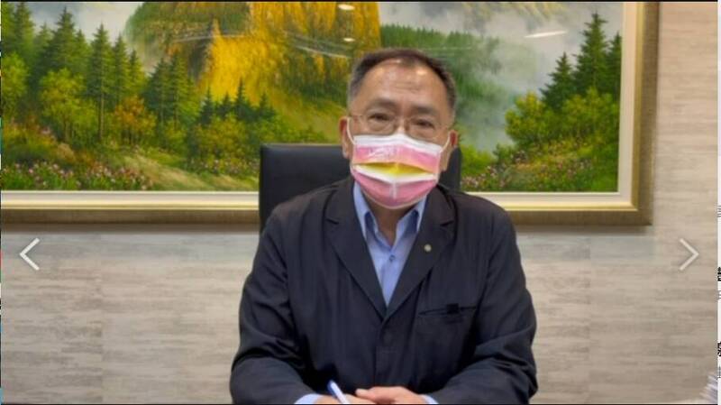 台北市副市長蔡炳坤說明公私立幼兒園實施防疫停課相關配套措施。（北市教育局提供）