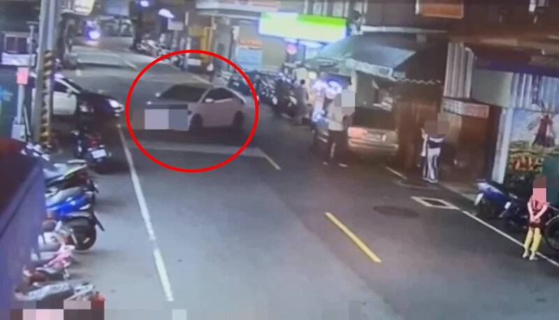 監視器拍下林男駕駛租賃車拒檢逃逸。（記者徐聖倫翻攝）