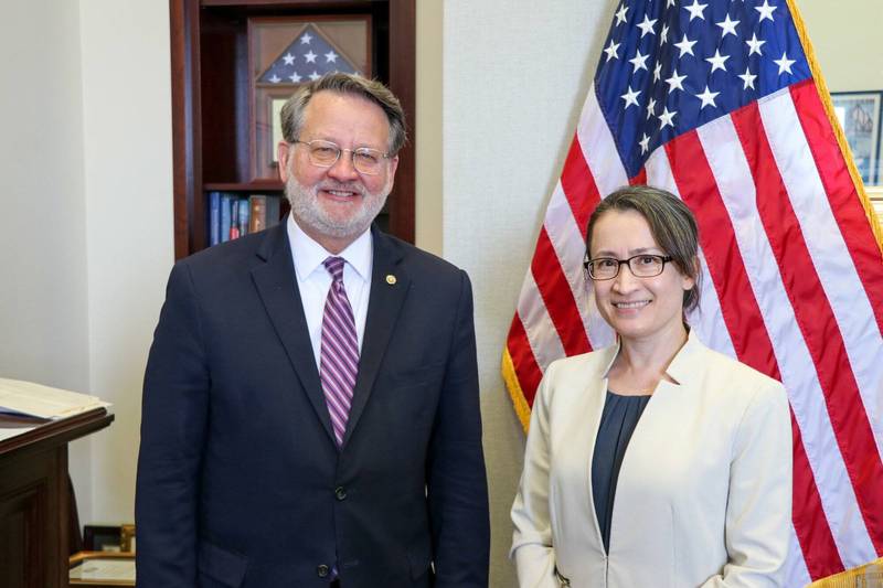美国联邦参议员彼德斯（左）20日与我国驻美代表萧美琴（右）会晤。（取自彼德斯推特）(photo:LTN)