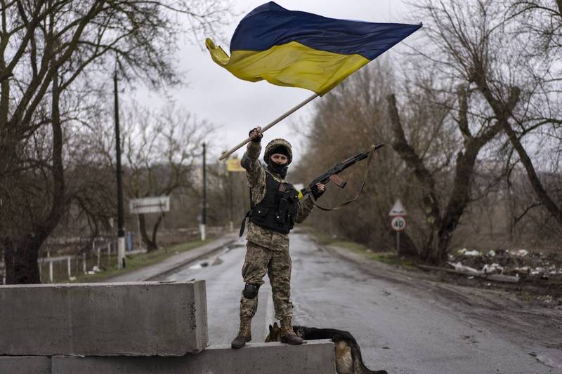 乌军在多个据点持续反攻、收复被佔领的土地。图为乌军挥舞国旗。（美联社）(photo:LTN)