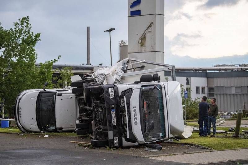 德國西部北萊因-西發利亞邦的帕德堡市今天遭龍捲風侵襲，造成30多人受傷。（美聯社）