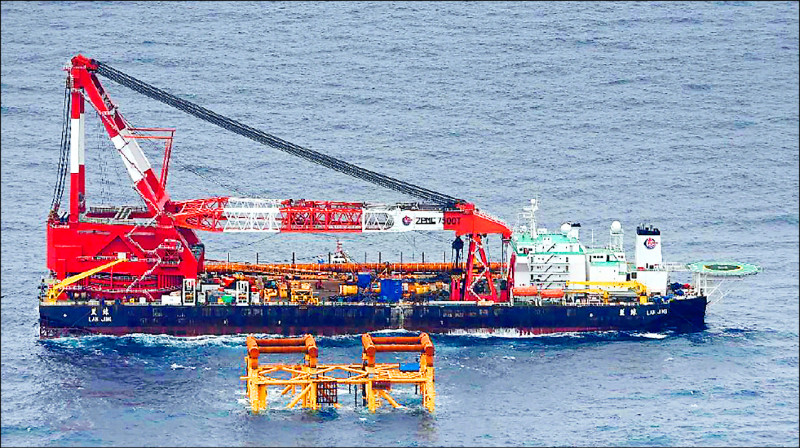 图为日本外务省5月在东海拍摄、21日公布的照片，显示中方一艘大型船舶正建造一个开採油气的平台。（法新社）(photo:LTN)