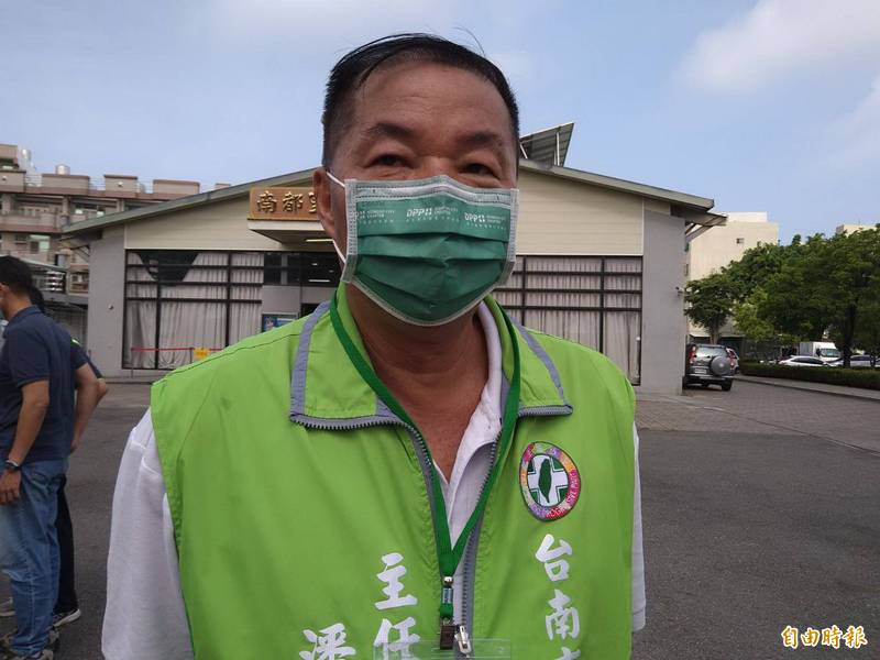 民進黨台南市黨部主委潘新傳，自爆確診武漢肺炎，但已經康復出關。（記者蔡文居攝）