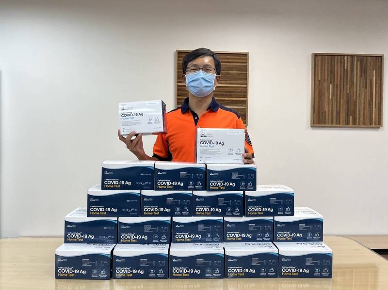 台南在地4家企業單位合捐575劑快篩試劑給消防局第七大隊分配給各分隊同仁使用。（圖由南市消防局第七大隊提供）