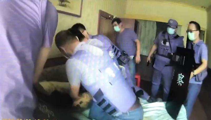 警方在嘉義大林一家汽車旅館攻堅逮獲押走妻子的林姓男子。（警方提供）