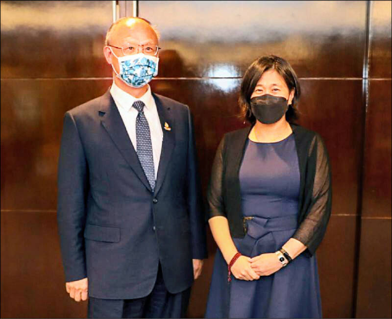 我國政委鄧振中及美國貿易代表戴琪(Katherine Tai)計畫在未來數週再度會晤。外交部今表示,仍樂觀看待台美經貿關係的前景,期待很快可以看到雙邊經貿關係步入嶄新的階段。(取自美國貿易代表署發言人推特) 我國政委鄧振中及美國貿易代表戴琪(Katherine Tai)計畫在未來數週再度會晤。外交部今表示,仍樂觀看待台美經貿關係的前景,期待很快可以看到雙邊經貿關係步入嶄新的階段。(取自美國貿易代表署發言人推特)