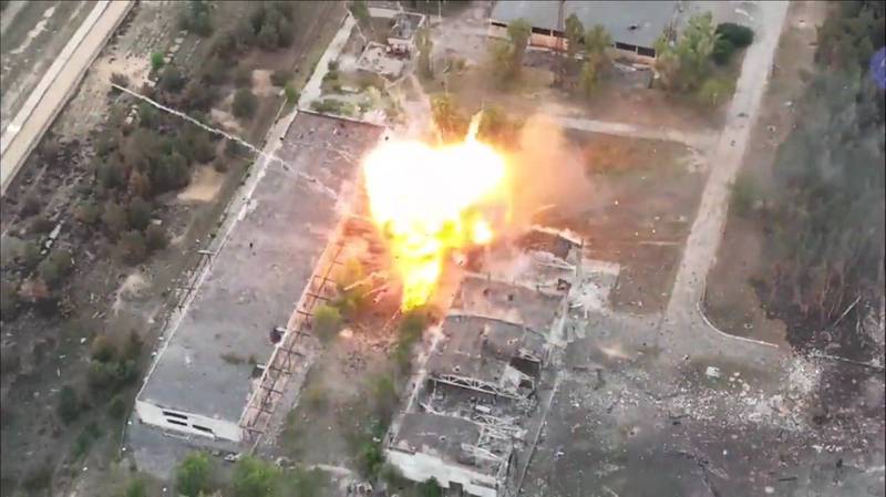 俄羅斯最大的2S4「鬱金香」自走迫擊砲車遭到烏克蘭軍隊襲擊，發生劇烈爆炸。（圖擷自Ukraine Weapons Tracker）