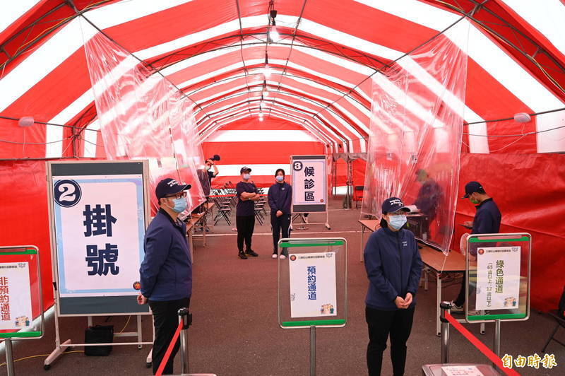 中央流行疫情指揮中心在松山機場停車場設置大型社區篩檢站。（資料照）