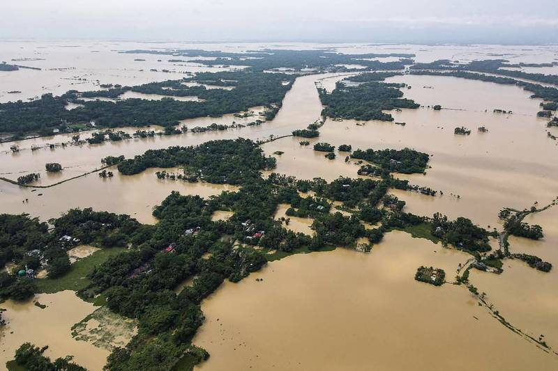 印度及孟加拉近日遭遇洪水、土石流和雷雨，據統計這波災情已在兩國造成至少57人死亡，並有數百萬人受困。（法新社）