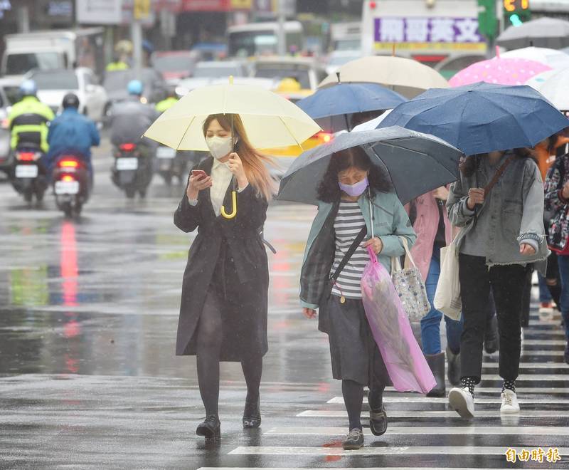 中央氣象局提醒，未來一週因鋒面在台灣附近徘徊，水氣偏多、降雨範圍廣。（資料照）