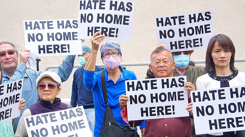 Taiwanese Americans in southern California on Saturday hold signs in response to a mass shooting at the Geneva Presbyterian Church in Laguna Woods on May 15.
Photo: CNA