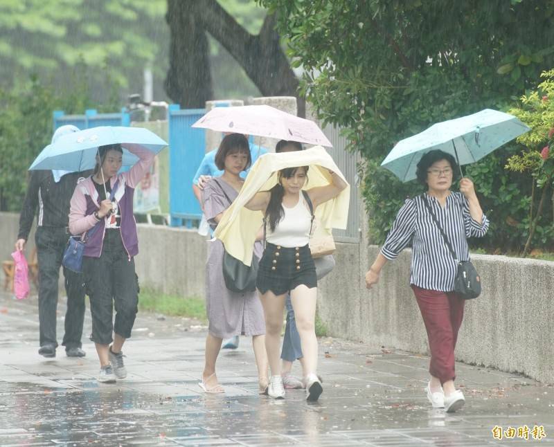 明（23日）白天鋒面接近，各地可能有短暫雷陣雨發生的機率，且雨勢較大，民眾出門要記得攜帶雨具，以備不時之需。（資料照）