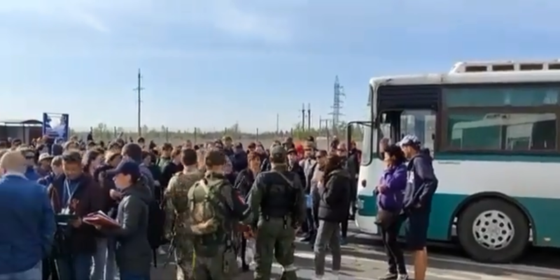 俄軍將馬立波撤離的平民強至送往俄羅斯深處（圖擷取自@visegrad24推特）