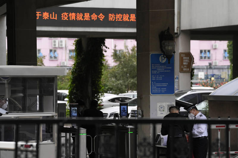 北京各高校嚴格校園封閉管理，加強學生健康監測和核酸檢測。（美聯社）