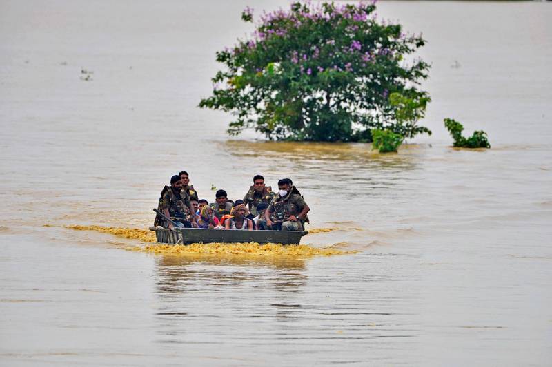 印度及孟加拉近日遭遇洪水、土石流和雷雨，據統計這波災情已在兩國造成至少57人死亡，並有數百萬人受困。（法新社）
