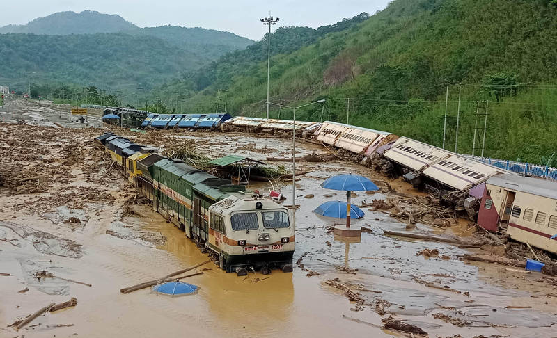印度及孟加拉近日遭遇洪水、土石流和雷雨，據統計這波災情已在兩國造成至少57人死亡，並有數百萬人受困。（美聯社）