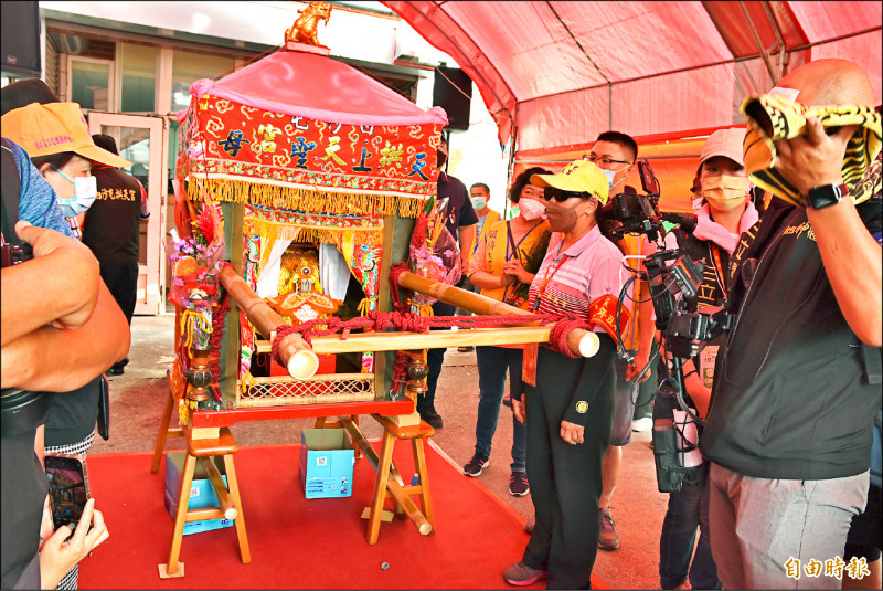 白沙屯媽祖停駕北辰派出所。（記者黃淑莉攝）