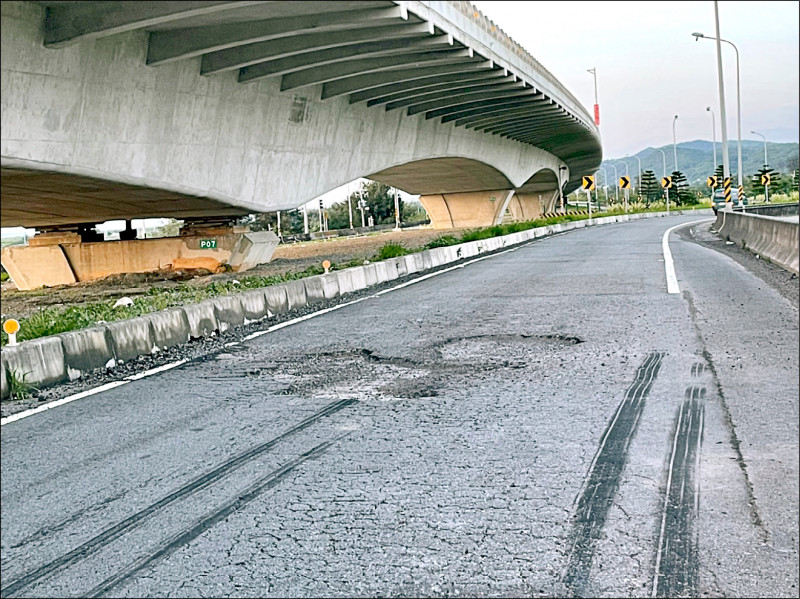 西濱因後龍觀海大橋、西湖溪橋施工封道，車輛提前下通霄北上出口匝道，卻頻發生爆胎事故。（翁杰提供）