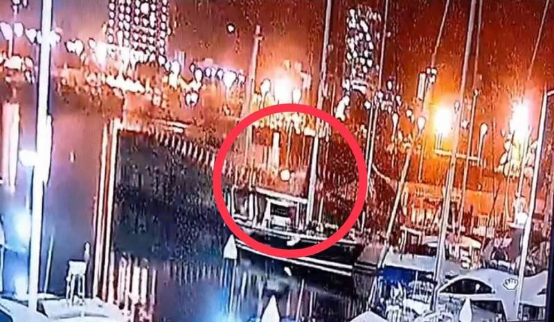 楊姓男子昨晚開車衝進烏石港遊艇碼頭過程（圓圈處）被監視器拍下。（記者江志雄翻攝）