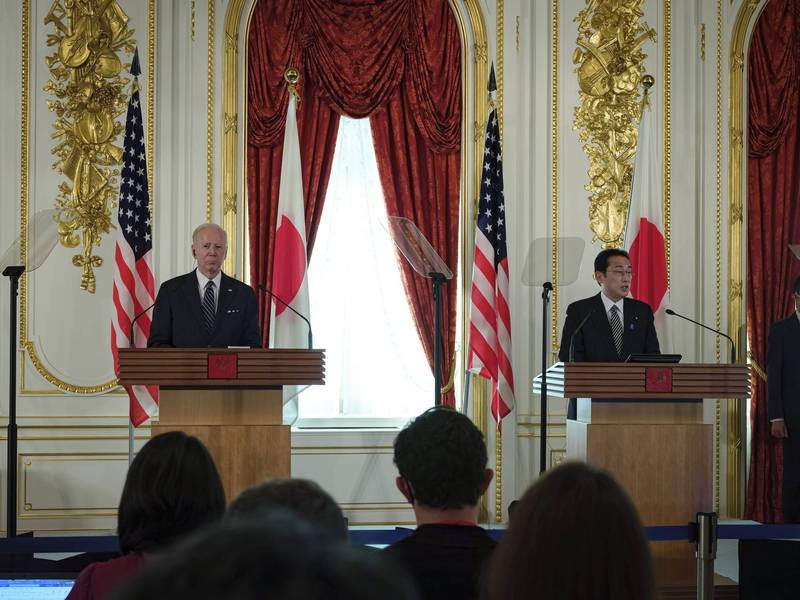日本首相岸田文雄23日在東京與來訪的美國總統拜登會談。（美聯社）