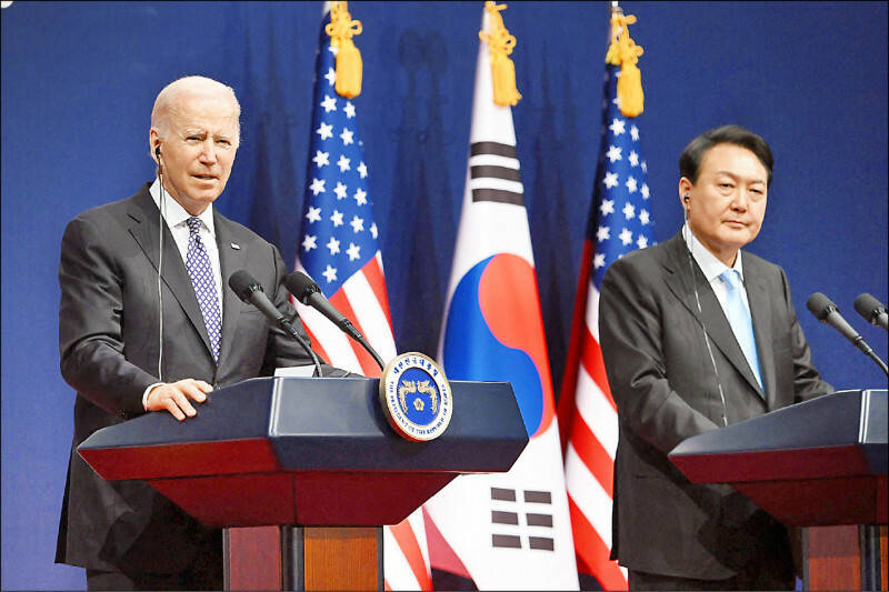 美國總統拜登（左）與南韓總統尹錫悅（右）21日在南韓首爾青瓦台會面後舉行聯合記者會。拜、尹在會後的共同聲明中提及維護台海和平穩定的重要性，稱此為印太地區安全與繁榮的關鍵要素。（法新社）