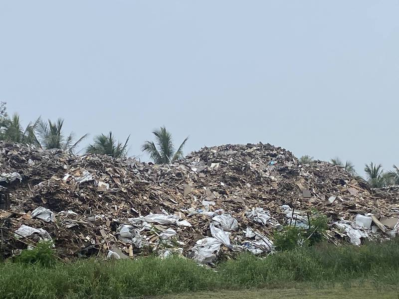 安南區海尾大排附近的一塊農地，租借他人結果被堆滿了建築廢棄物，約2、3層樓高。（讀者提供）