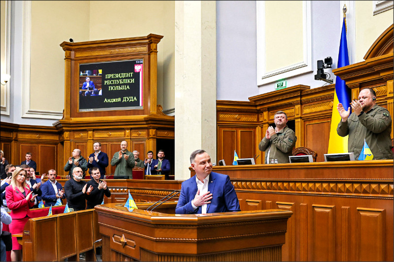波蘭總統杜達（Andrzej Duda，中）22日在基輔為烏克蘭國會議員打氣，強調只有烏克蘭有權決定自己的未來。杜達是俄羅斯二月入侵烏克蘭以來，第一位親臨烏國國會發表演說的外國領袖。他告訴烏國議員，若烏國因經濟理由或政治野心而遭犧牲，即使只割讓一公分領土，對烏國人民和整個西方世界，都會是一記重擊。
（圖：路透，文：編譯茅毅）