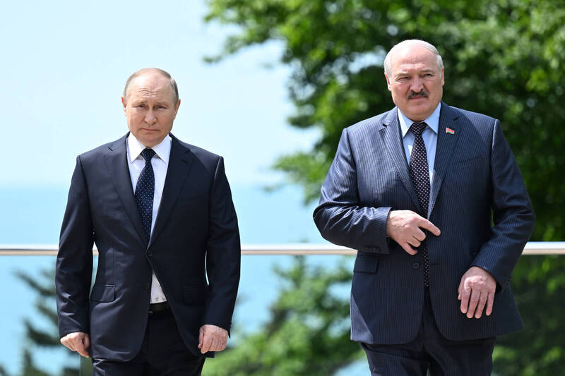 俄羅斯總統普廷（左）在索契與來訪的白俄羅斯總統盧卡申科（右）合影。（美聯社）