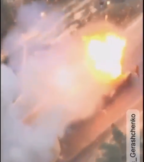 俄軍戰車被砲擊的瞬間。（圖擷取自@TankDiary推特）