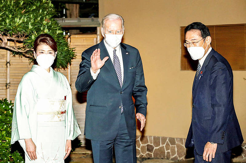 Japanese Prime Minister Fumio Kishida, right, and his wife, Yuko Kishida, left, welcome US President Joe Biden for a private dinner at Happo-en in Tokyo, Japan, yesterday.
Photo: Reuters Japanese Prime Minister Fumio Kishida, right, and his wife, Yuko Kishida, left, welcome US President Joe Biden for a private dinner at Happo-en in Tokyo, Japan, yesterday.
Photo: Reuters