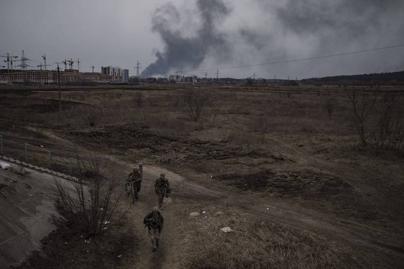 俄軍入侵引發戰火，烏克蘭的自然環境也深受影響。圖為伊爾平市郊。（美聯社）