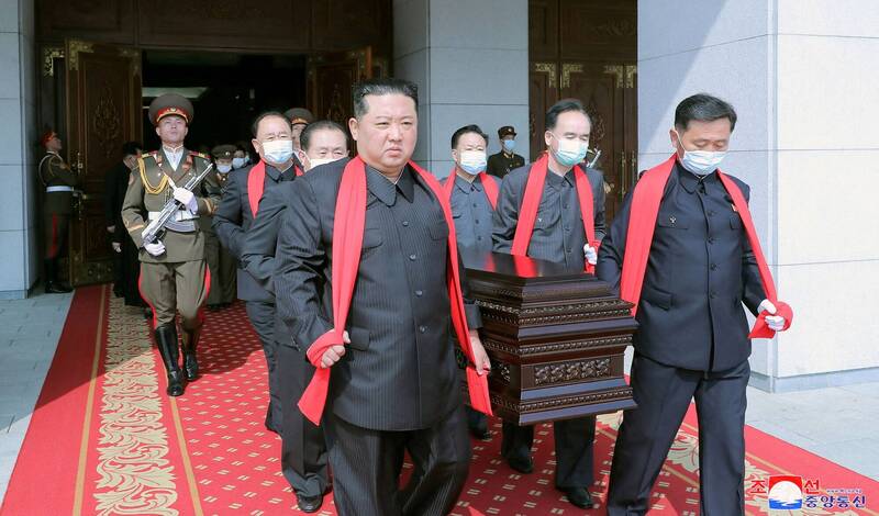 在玄哲海的喪禮上，北韓領導人金正恩（前排左）親自擔任護柩人員，他並沒有配戴口罩。（路透）